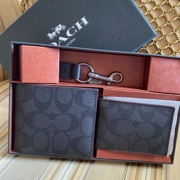 SOLD Coach 3 pc gift set with bifold wallet, slim ID - Picture 3 of 6
